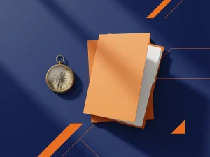 Messing kompas naast oranje mappen met witte documenten op marineblauw oppervlak, minimalistische flat lay compositie.