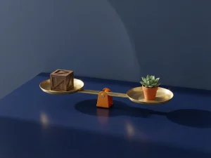 Koperen balansweegschaal met houten verzendkrat en vetplant in potje op diepblauw oppervlak, zacht ochtendlicht.