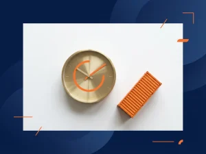 Koperen klok met wijzer die overgaat in logistieke route, naast oranje vrachtcontainer op wit bureau, marineblauw achtergrond.