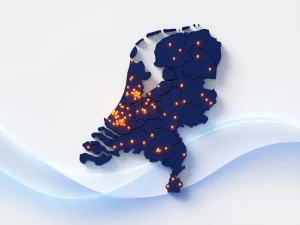 Driedimensionale topografische kaart van Nederland in marineblauw met oranje locatiepinnen geconcentreerd in de Randstad en Brabant.