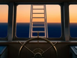 Koperen scheepsroer op de brug met trap naar heldere horizon, marineblauw water en oranje zonsondergang die het pad vooruit verlicht.