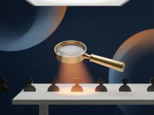 Messing vergrootglas boven miniatuur kandidaatsilhouetten op wit bureau, één figuur uitgelicht in oranje gloed tegen diepblauwe achtergrond.