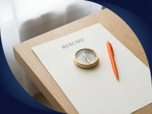Messing kompas op wit cv-document met oranje pen op eikenhouten bureau, marineblauw geometrisch kader, natuurlijk licht.