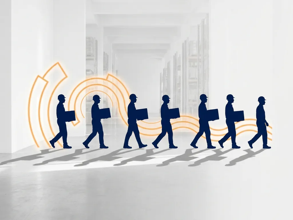 Silhouetten van magazijnmedewerkers lopen door een lichte gang met industriële stellingen, oranje geometrische accenten suggereren beweging en kansen.